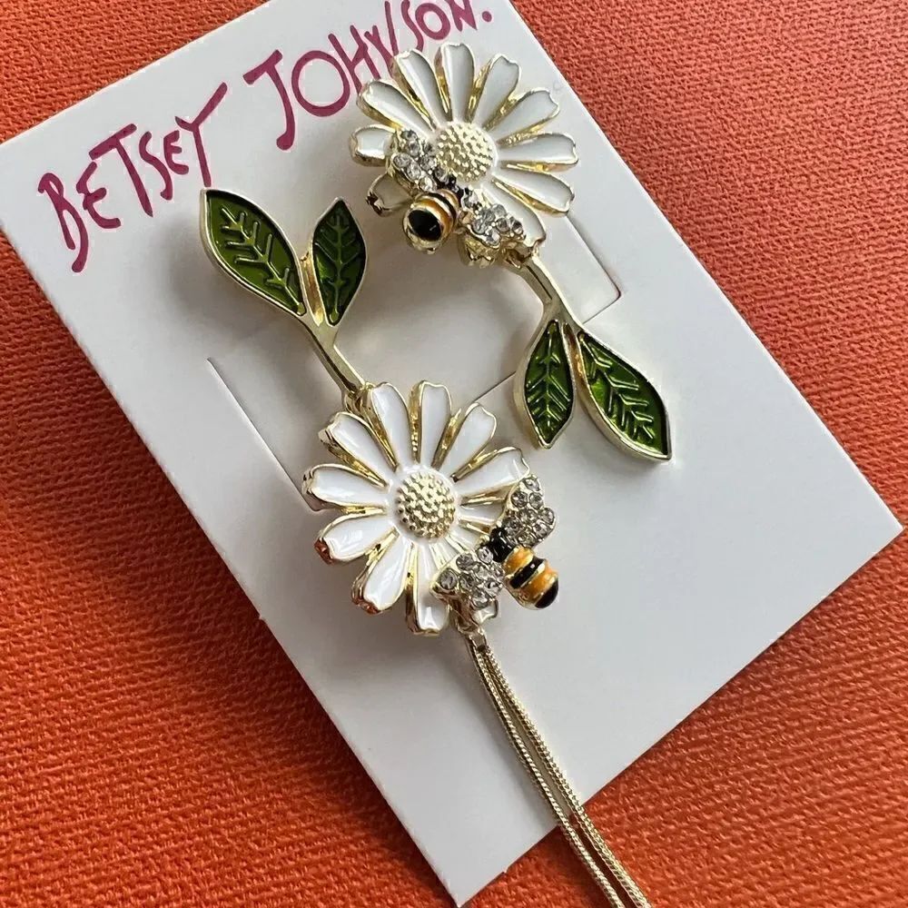 🌼 Betsey Johnson NEW drop dangle daisy earrings 🌼